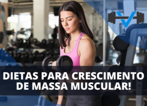 Mulher usando regata rosa realizando treino de bíceps com halteres na academia, com espelhos e equipamentos de musculação ao fundo. Logotipo de academia no canto superior direito.